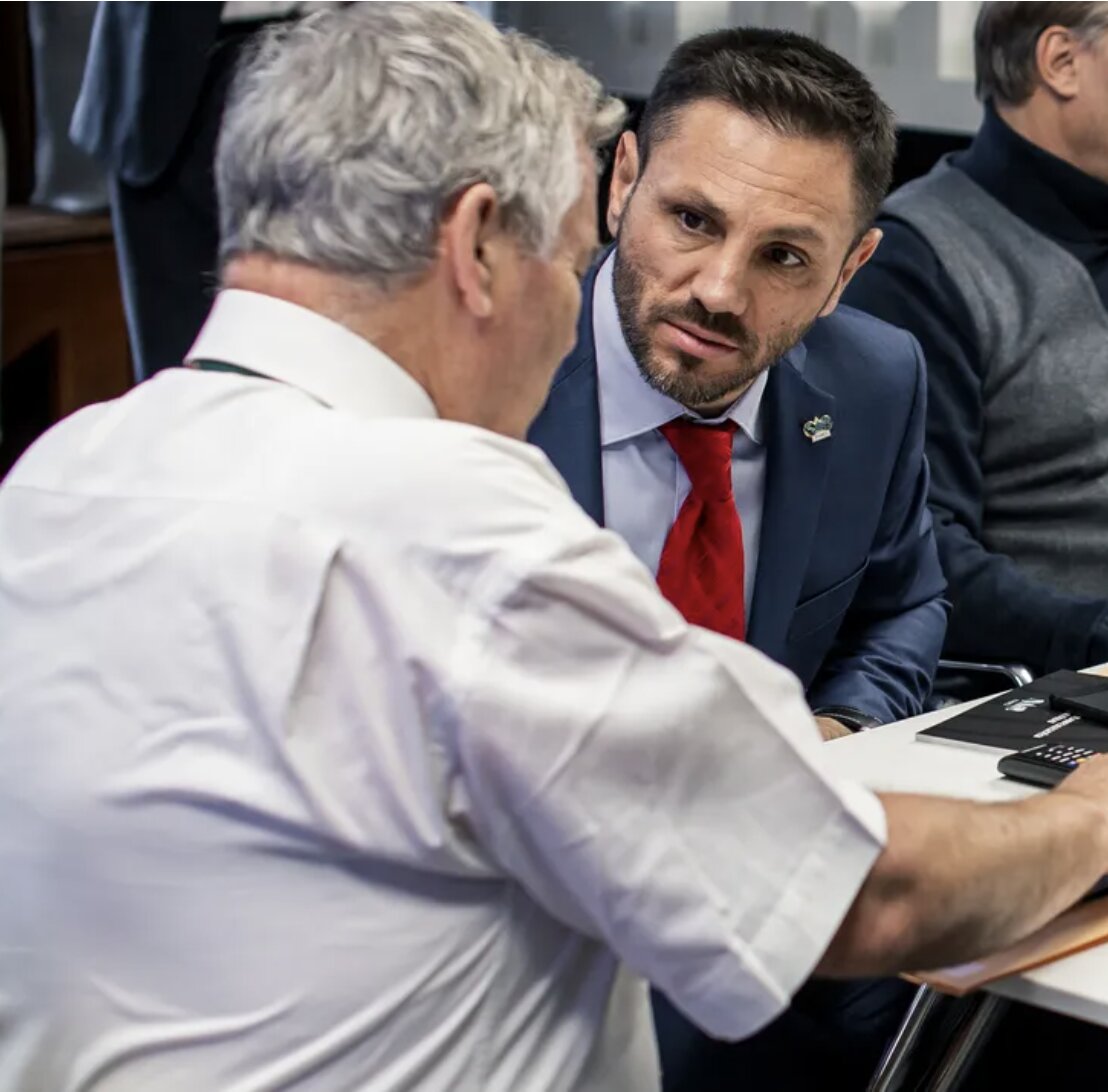 Felice Tufano en una reunión de trabajo